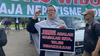 Demonstrasi ProKontra Pemakzulan Jokowi Diwarnai Lemparan Gelas Air Mineral di Depan DPR