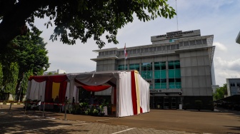 Suasana di tempat pemungutan suara (TPS) 10 Kelurahan Gambir di kompleks Kantor Lembaga Administrasi Negara (LAN), Jakarta, Selasa (13/2/2024). [Suara.com/Alfian Winanto]