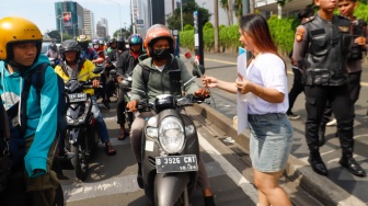 Aksi Pemilu Damai 2024 di Bundaran HI, Bunga Mawar Dibagikan