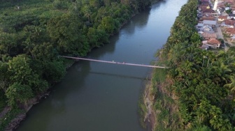 Bawa Harapan Baru, Jembatan Gantung di Desa Sukamenang Diresmikan