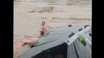 Bertahan di Atap, Seorang Laki-laki Hanyut Bersama Rumah Terseret Banjir Bandang