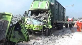 Ringsek! Truk Tabrakan Adu Moncong di Jalan Raya Glagahan Jombang, 2 Orang Tewas di Lokasi