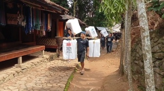 Jelang Pencoblosan, Logistik Pemilu 2024 Dipikul ke Tiap TPS di Baduy