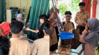 Aksi Pelajar SMA Beri Hadiah Ibu Pemilik Warung Tongkrongan Bikin Terharu