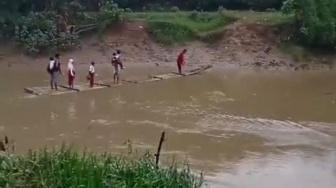 Siswa SD di Serang Sebrangi Sungai Cidurian Tanpa Jembatan, Jika Air Deras Terpaksa Tak Sekolah