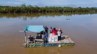 Perjuangan Menuju TPS Desa Muara Sampara Kabupaten Konawe, Menyusuri Sungai dengan Perahu Rakit