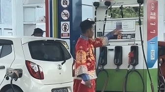 SPBU di Singkawang Viral! Pegawai Pakai Baju Tradisional China Saat Imlek