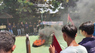 Kritik Dua Rektor dan Ijazah Terancam Ilegal, Mahasiswa UCY Gelar Aksi Demonstrasi dan Bakar Ban