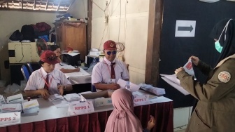 Beda dari yang Lain, KPPS di Gunungkidul Ini Pilih Pakai Seragam SD saat Pemungutan Suara