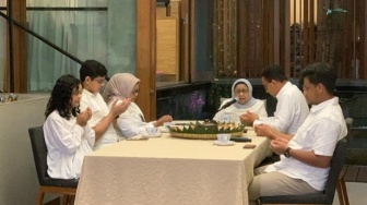 Ritual Anies Bersama Keluarga di Kediaman Sebelum Berangkat ke TPS, Ini yang Dilakukan Ibunda