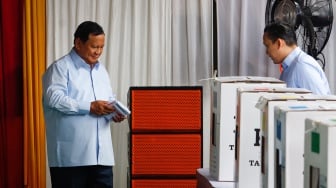 Calon Presiden nomor urut 2 Prabowo Subianto saat menggunakan hak pilihnya di TPS 033, Kampung Curug, Desa Bojong Koneng, Babakan Madang, Bogor, Jawa Barat, Rabu (14/2/2024). [Suara.com/Alfian Winanto]