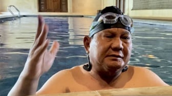 Momen Prabowo Berenang Usai Nyoblos di TPS 033 Hambalang