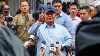 Calon Presiden nomor urut 2 Prabowo Subianto menunjukkan jarinya usai menggunakan hak pilihnya di TPS 033, Kampung Curug, Desa Bojong Koneng, Babakan Madang, Bogor, Jawa Barat, Rabu (14/2/2024). [Suara.com/Alfian Winanto]