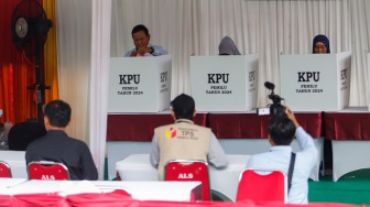 Calon Presiden nomor urut 2 Prabowo Subianto saat menggunakan hak pilihnya di TPS 033, Kampung Curug, Desa Bojong Koneng, Babakan Madang, Bogor, Jawa Barat, Rabu (14/2/2024). [Suara.com/Alfian Winanto]