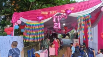 Serba Pink Sampai Bagi-bagi Coklat Gratis, TPS di Palembang Rayakan Valentine