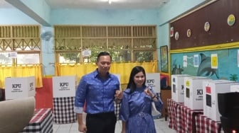 Bawa Mobil Nyetir Sendiri, AHY Dan Istri Nyoblos Di TPS 101 Cipete, Disambut Antusias Warga