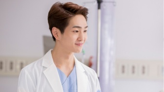 Unik! Onew SHINee Punya 4 Kemiripan dengan Chihoon dalam Descendants of the Sun