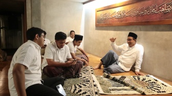 Momen Anies Jadi Imam Salat Subuh Berjamaah Keluarga di Lebak Bulus Jelang Pencoblosan