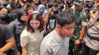 Dampingi Gibran Rakabuming Raka Mencoblos, Penampilan Heboh Selvi Ananda dengan Rambut Curly Curi Perhatian