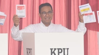 Capres nomor urut 1 Anies Baswedan (kedua kanan) bersama istrinya Fery Farhati (kanan) mencelupkan jari pada tinta usai mencoblos surat suara Pemilu 2024 di TPS 60, Lebak Bulus, Jakarta, Rabu (14/2/2024). [ANTARA FOTO/Indrianto Eko Suwarso].