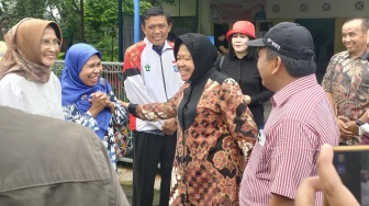 Mensos Risma Pulang Nyoblos di Surabaya: Mudah-mudahan Tak Terjadi Apa-apa