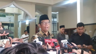 Calon Wakil Presiden Mahfud MD Jalan Kaki ke TPS Dusun Sambilegi Lor Maguwoharjo