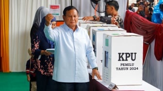 Calon Presiden nomor urut 2 Prabowo Subianto menunjukkan surat suara usai menggunakan hak pilihnya di TPS 033, Kampung Curug, Desa Bojong Koneng, Babakan Madang, Bogor, Jawa Barat, Rabu (14/2/2024). [Suara.com/Alfian Winanto]