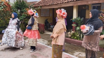 Keren! Petugas TPS di Cibitung Wetan Pakai Pakaian Daur Ulang Limbah Plastik