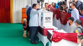 Calon Presiden nomor urut 2 Prabowo Subianto memasukkan surat suara Pemilu 2024 ke dalam kotak suara usai mencoblos di TPS 033, Kampung Curug, Desa Bojong Koneng, Babakan Madang, Bogor, Jawa Barat, Rabu (14/2/2024). [Suara.com/Alfian Winanto]