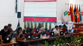 Petugas memantau hasil rekapitulasi sementara pemungutan suara Pemilihan Umum (Pemilu) 2024 di Gedung Komisi Pemilihan Umum (KPU) Republik Indonesia di Jakarta, Kamis (15/2/2024). [Suara.com/Alfian Winanto]