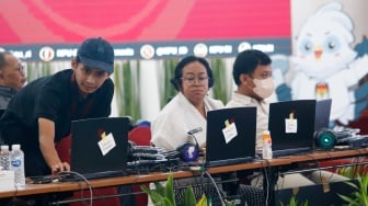 Petugas memantau hasil rekapitulasi sementara pemungutan suara Pemilihan Umum (Pemilu) 2024 di Gedung Komisi Pemilihan Umum (KPU) Republik Indonesia di Jakarta, Kamis (15/2/2024). [Suara.com/Alfian Winanto]