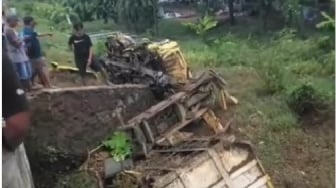 Tabrakan Kereta Api vs Truk di Brebes, Bapak Anak Meninggal Dunia