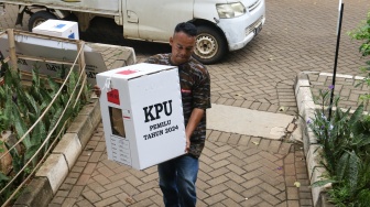 Petugas membawa logistik pemilu 2024 saat tiba di Gudang penampungan logistik KPU kota administrasi Jakarta Timur Kecamatan Ciracas, Kamis (15/2/2024). [Suara.com/Alfian Winanto]