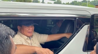 Menang Quick Count, Prabowo Mendadak Diteriaki 'Presiden' di Makam Ibunya