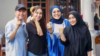 Ayu Ting Ting Nyoblos Bareng Keluarga, Penampilan Umi Kalsum Bikin Salfok