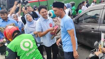 Rayakan Kemenangan Prabowo-Gibran, TKN Fanta Bagi-bagi Bunga dan Cokelat ke Masyarakat