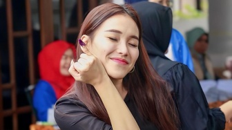 Adab Ayu Ting Ting Diajak Foto Penggemar Dibandingkan dengan Istri Raffi Ahmad: Kalau Nagita Milih..