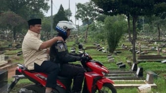 Lanjut Ziarah ke Makam Ayahnya Sumitro Djojohadikusumo, Prabowo Masuk Kuburan Naik Vario