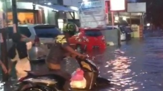 Palembang Dikepung Banjir Setelah Diguyur Hujan 2,5 Jam, Bikin Macet Lalu Lintas