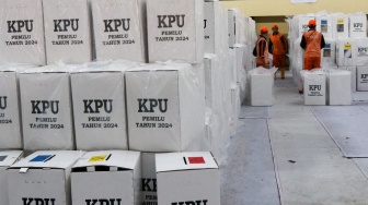 Petugas membawa logistik pemilu 2024 saat tiba di Gudang penampungan logistik KPU kota administrasi Jakarta Timur Kecamatan Ciracas, Kamis (15/2/2024). [Suara.com/Alfian Winanto]