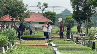 Menang Quick Count, Prabowo Langsung Ziarah ke Makam Ibunya di Tanah Kusir