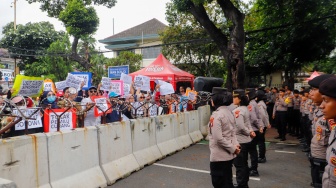 Massa dari Masyarakat Sipil Peduli Pemilu dan Demokrasi saat menggelar demo di depan Gedung Komisi Pemilihan Umum (KPU) RI, Jakarta, Jumat (16/2/2024). [Suara.com/Alfian Winanto]