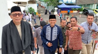 Momen Anies Jumatan di Masjid Al Azhar Jakarta Pasca Pencoblosan