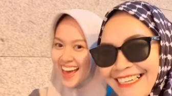 Calon Adik Ipar Ayu Ting Ting Umrah Bareng Umi Kalsum, Menawan Pakai Hijab