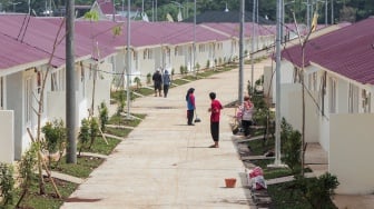 Warga melintas di rumah relokasi penyintas gempa di Babakankaret, Cianjur, Jawa Barat, Jumat (16/2/2024).  [ANTARA FOTO/Henry Purba/agr/aww]