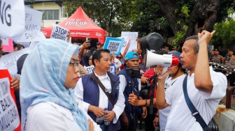 Massa dari Masyarakat Sipil Peduli Pemilu dan Demokrasi saat menggelar demo di depan Gedung Komisi Pemilihan Umum (KPU) RI, Jakarta, Jumat (16/2/2024). [Suara.com/Alfian Winanto]