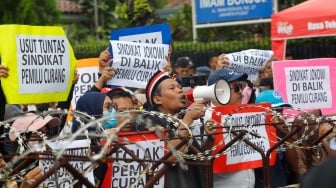 Massa dari Masyarakat Sipil Peduli Pemilu dan Demokrasi saat menggelar demo di depan Gedung Komisi Pemilihan Umum (KPU) RI, Jakarta, Jumat (16/2/2024). [Suara.com/Alfian Winanto]