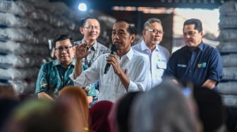 Presiden Joko Widodo berdialog dengan warga saat meninjau persedian beras serta menyerahkan bantuan pangan beras cadangan pangan pemerintah kepada Keluarga Penerima Manfaat (KPM) di gudang Bulog, Cibitung, Bekasi, Jawa Barat, Jumat (16/2/2024). [ANTARA FOTO/Muhammad Adimaja/aww]