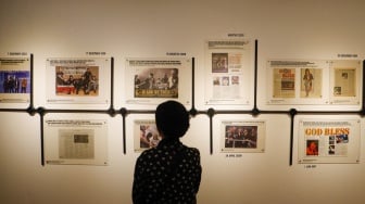 Pengunjung saat melihat Pameran Retrospektif 50 Tahun God Bless di Galeri Nasional, Jakarta, Jumat (16/2/2024). [Suara.com/Alfian Winanto]