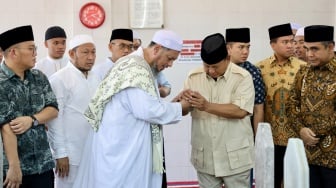 Ziarah ke Makam Habib Ali Kwitang, Prabowo Ungkap Hubungan Kekerabatan Keluarga